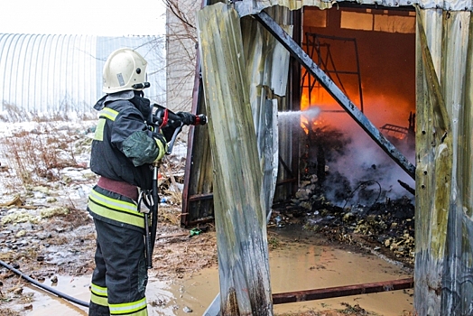 "ЧП": Поздней ночью в одном из районов Волгограда сгорел «железный конь»