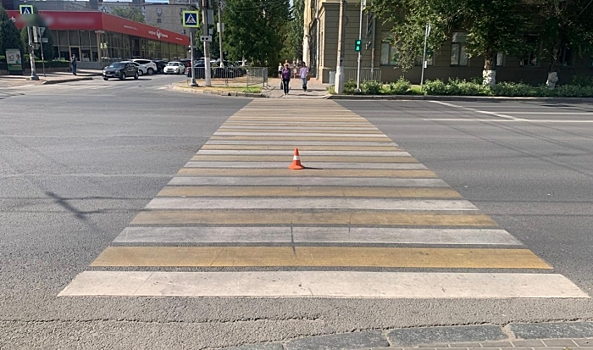 В Волгограде попал на видео момент наезда иномарки на пешехода