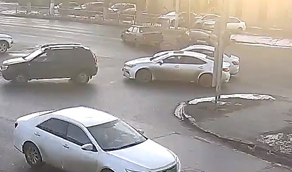 Момент крупного ДТП в Дзержинском районе Волгограда попал на видео