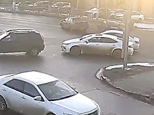 Момент крупного ДТП в Дзержинском районе Волгограда попал на видео