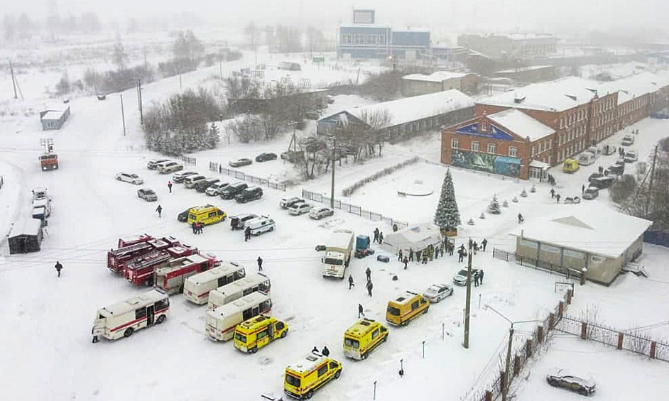 Машины спасательных служб возле шахты Листвяжная в городе Белово, где утром произошло задымление. 