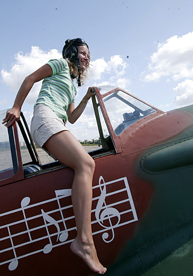 Девушка на открытии военно-исторической выставки "Асы второй мировой войны" и авиашоу "Легенды мировой авиации" на военном аэродроме "Монино", 2005 год