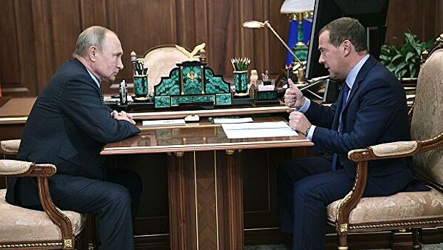 Путин обсудил с Медведевым бюджет РФ на 2020-2022 годы