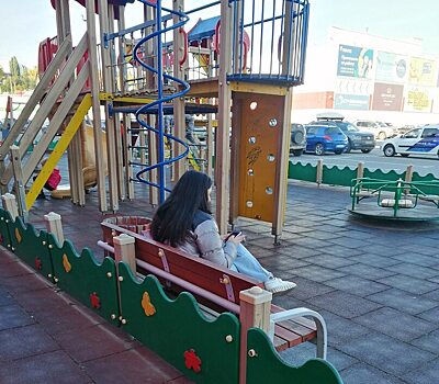 Жители Саратова возмущены курившей женщиной на детской площадке