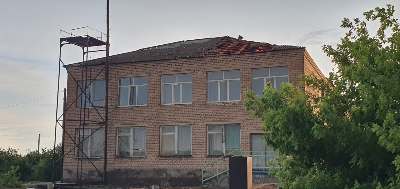 В Сорочинске сильный ветер сорвал крыши с домов
