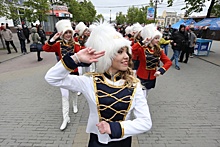 «Какой удивительный мир!»: на Кировке прошел джазовый стрит-парад