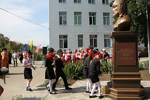 Памятник святому покровителю казачества открыли в выселковской школе (фото)