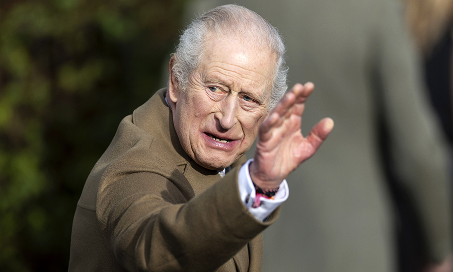 Карл III выставил себя дураком перед толпой народа: люди смеялись, а король покраснел весь