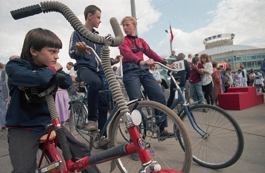 День города Твери. Подростки перед началом велогонки на приз Дня города, 1990 год