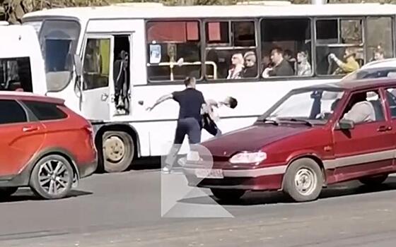 В Рязани засняли драку маршрутчиков