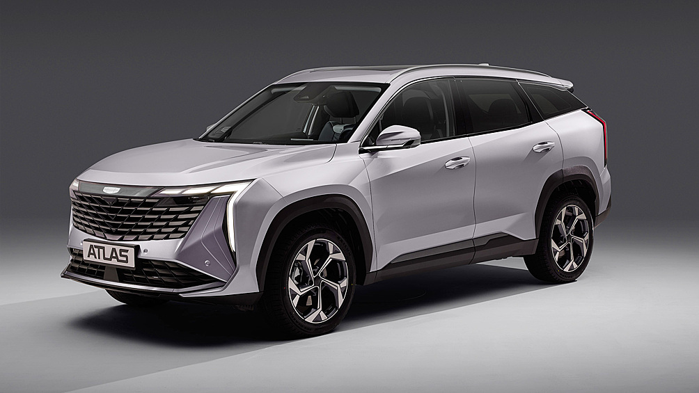 Популярный кроссовер Geely Atlas обрёл новую модификацию. В продажу возвращается переднеприводная версия модели, которая за время отсутствия на российском рынке обрела новый силовой агрегат. Теперь версии с передней ведущей осью полагается двигатель, заимствованный у Geely Coolray и Geely Cityray.  Новинка оснащается бензиновым турбомотором 1.5 мощностью 147 л.с. в сочетании с 7-ступенчатой роботизированной коробкой передач. Переднеприводный Geely Atlas доступен в единственной комплектации Luxury 2WD стоимостью 3 449 990 рублей — на три с лишним сотни тысяч дешевле, чем схожая по оснащению версия, но со всеми ведущими колёсами.