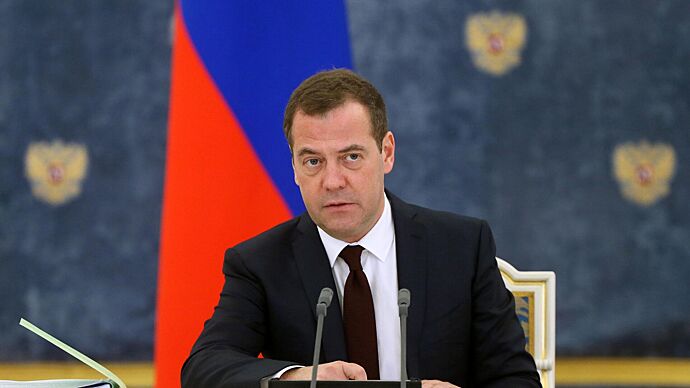Медведев предложил поставлять оружие любым врагам США