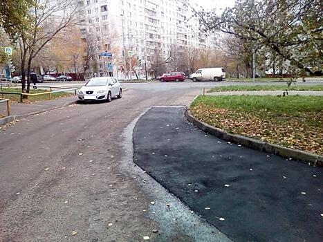 Во дворе на улице Корнейчука залатали дорожные ямы