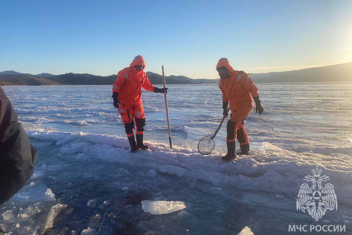 На Байкале в трех километрах от берега под лед провалилось авто с россиянами