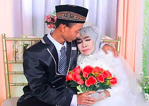 Женщина вышла замуж за сына Terminally ill teenager marries her childhood sweetheart in a heartbreaking cere