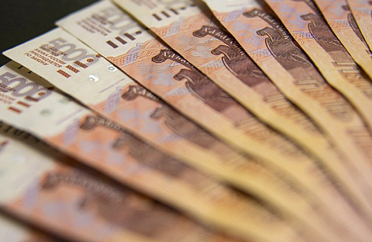 Рубль по итогам апреля значительно укрепился к доллару и евро