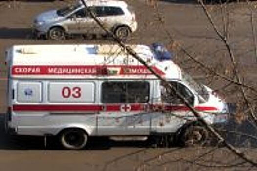 В Новочеркасске мужчина погиб под колесами машины, которую помогал толкать