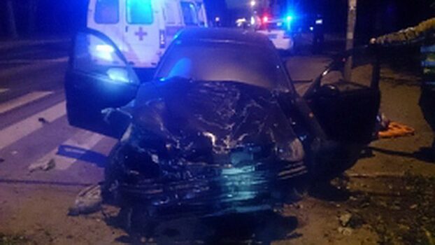23-летний водитель Chevrolet попал в реанимацию, врезавшись в столб