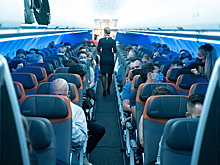 Пассажир заглянул стюардессе под юбку и нарвался на штраф в три миллиона рублей