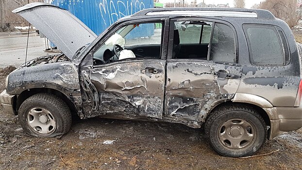 Иномарка влетела в столб после аварии на остановке «Стрелочная» в Новосибирске