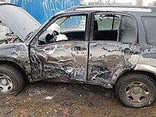 Иномарка влетела в столб после аварии на остановке «Стрелочная» в Новосибирске