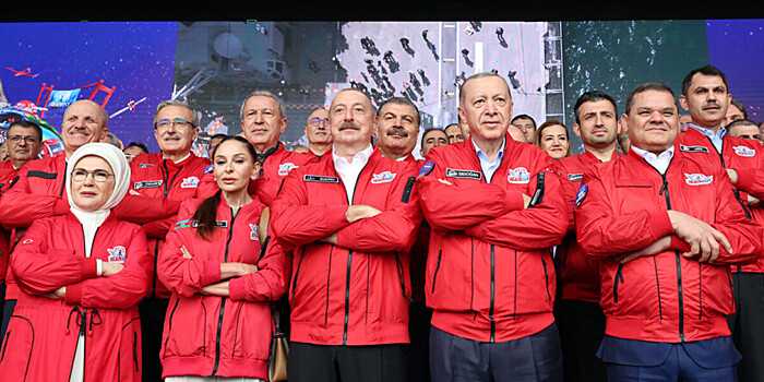Эрдоган привез Алиева на технологический фестиваль в Стамбуле на турецком электрокаре