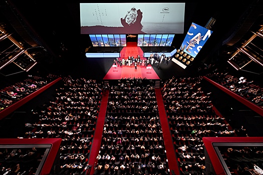 Видео: охрана помешала еще одной провокации украинки на Каннском фестивале