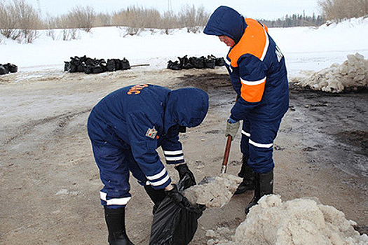 На Ямале разлившуюся нефть собирали лопатами в целлофановые мешки