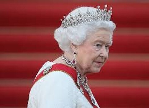 Королева Елизавета II пересела на инвалидное кресло и попыталась это скрыть