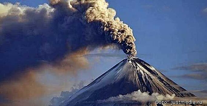 Вулкан Ключевской выбросил пятикилометровый столб пепла