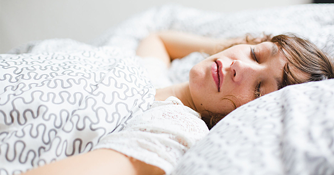 Специалисты перечислили пять способов похудеть во время сна