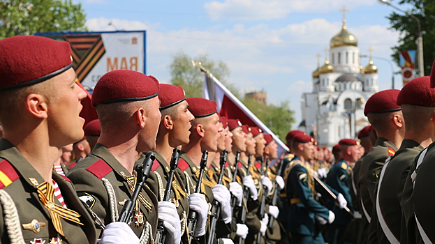 Почти 80 единиц техники и 2,2 тыс. военных в День Победы прошли парадом в Екатеринбурге