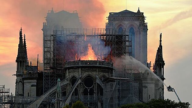 "Катастрофа для Европы": Премьер Испании прокомментировал пожар в Нотр-Даме