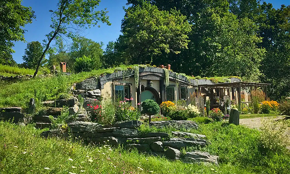 Hobbit Hole Hole Hucked in a Vermont Grassy Hillside. Этот дом создан в лучших традициях вселенной «Властелина колец»