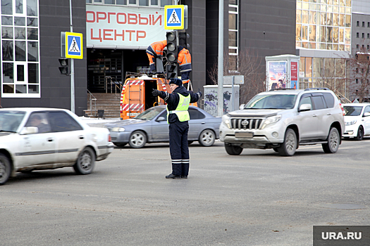 Из-за ДТП в Тюмени парализовало перекресток. Светофор не работает