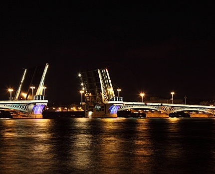 В ночь на 27 марта в Петербурге разведут три моста