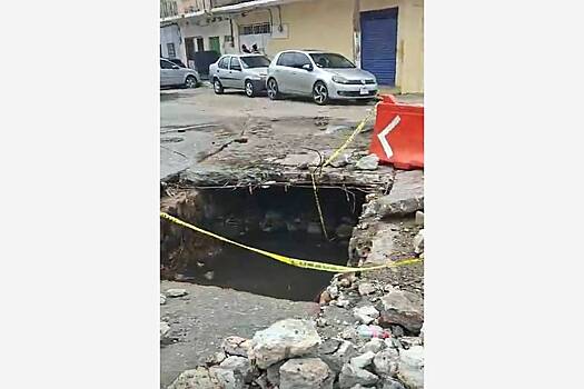 Бывший полицейский раскритиковал власти за яму на дороге и поплатился за это жизнью