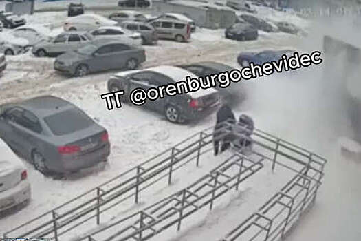 В Оренбурге снег с крыши обрушился на коляску с ребенком