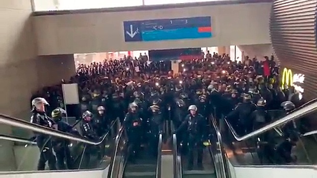 Сотни бездомных заблокировали терминал в парижском аэропорту, выступая против депортаций