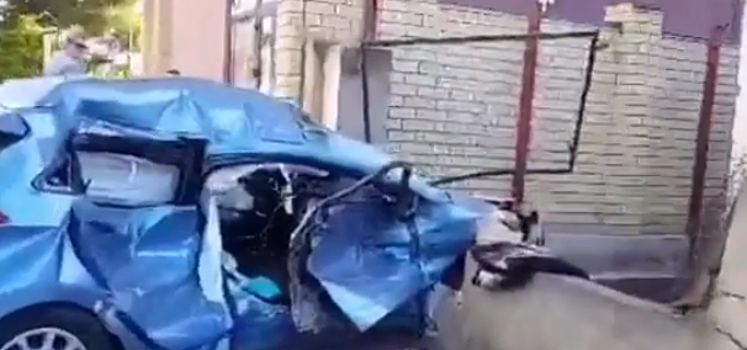 Легковушку сильно покрежило после ДТП в Анапе