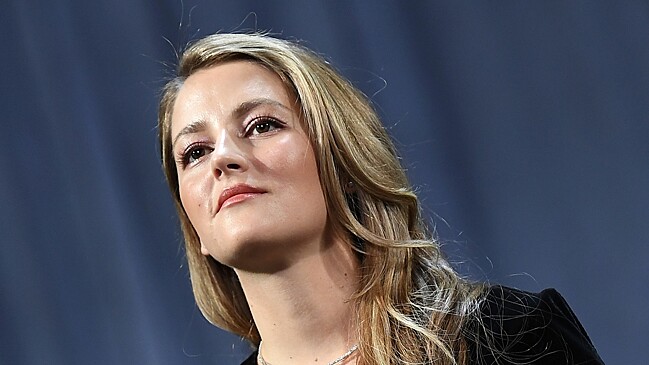 Анна Михайловская появилась на премьере нового шоу с сумкой за 200 тысяч рублей