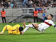 Роналду едва не снёс голову вратарю, но избежал удаления в матче со сборной Словакии