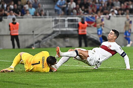Роналду едва не снёс голову вратарю, но избежал удаления в матче со сборной Словакии