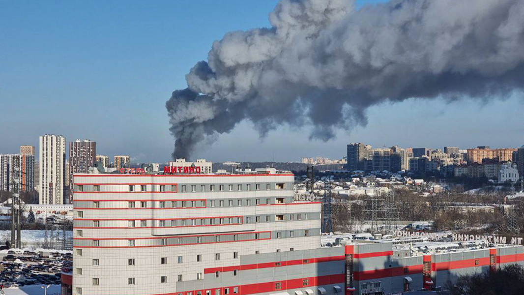 Сильный пожар произошел около ЖК Митинский лес в Москве
