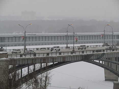 Фонари днем освещают мост в Новосибирске