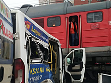 Под Петербургом поезд протаранил маршрутку