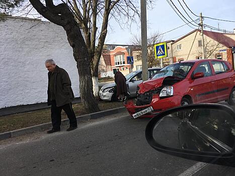 В Анапе на перекрёстке без светофора столкнулись две иномарки