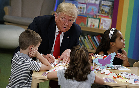 Трамп перепутал цвета флага США в детской раскраске