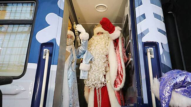 Поезд Деда Мороза начал путь из Владивостока