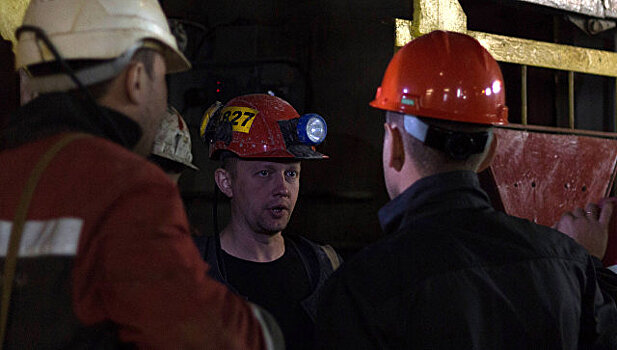 В шахте "Мир" остаются еще восемь горняков